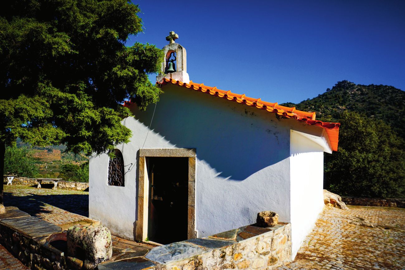 A Capela de Santa Ana, caiada, com a sineira