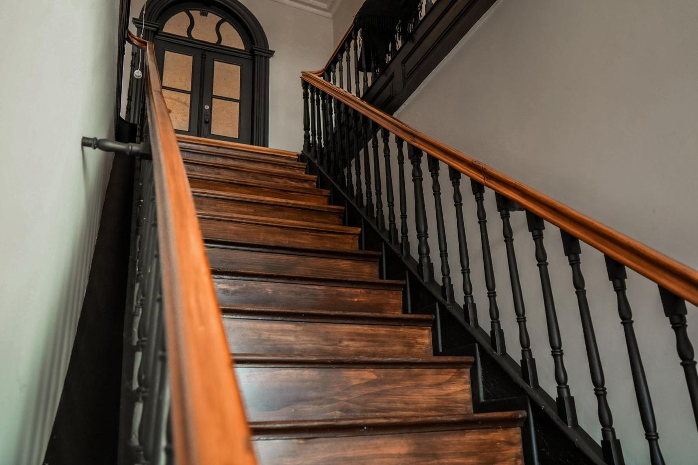 A escada de madeira restaurada