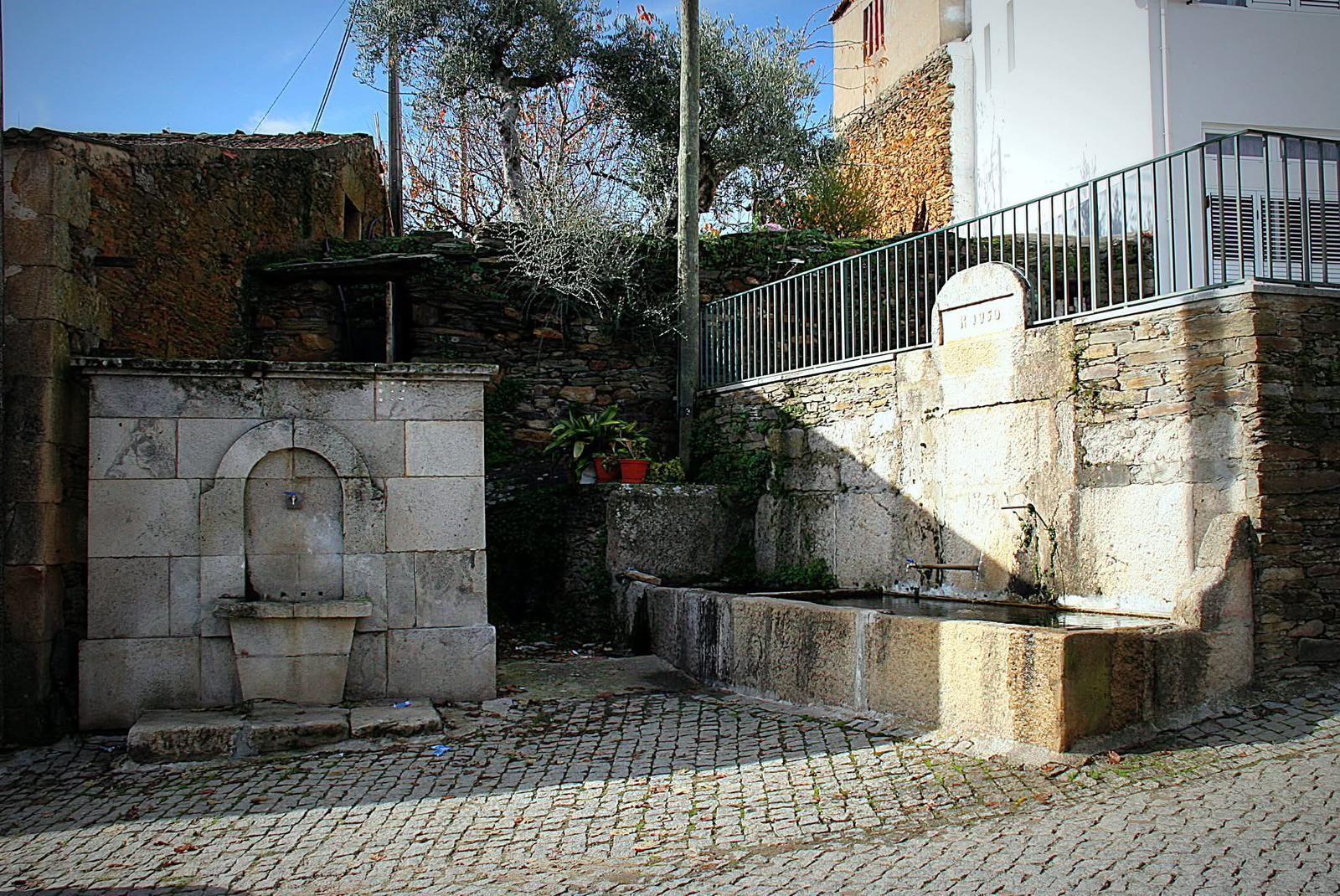 Fontes de granito numa rua da aldeia