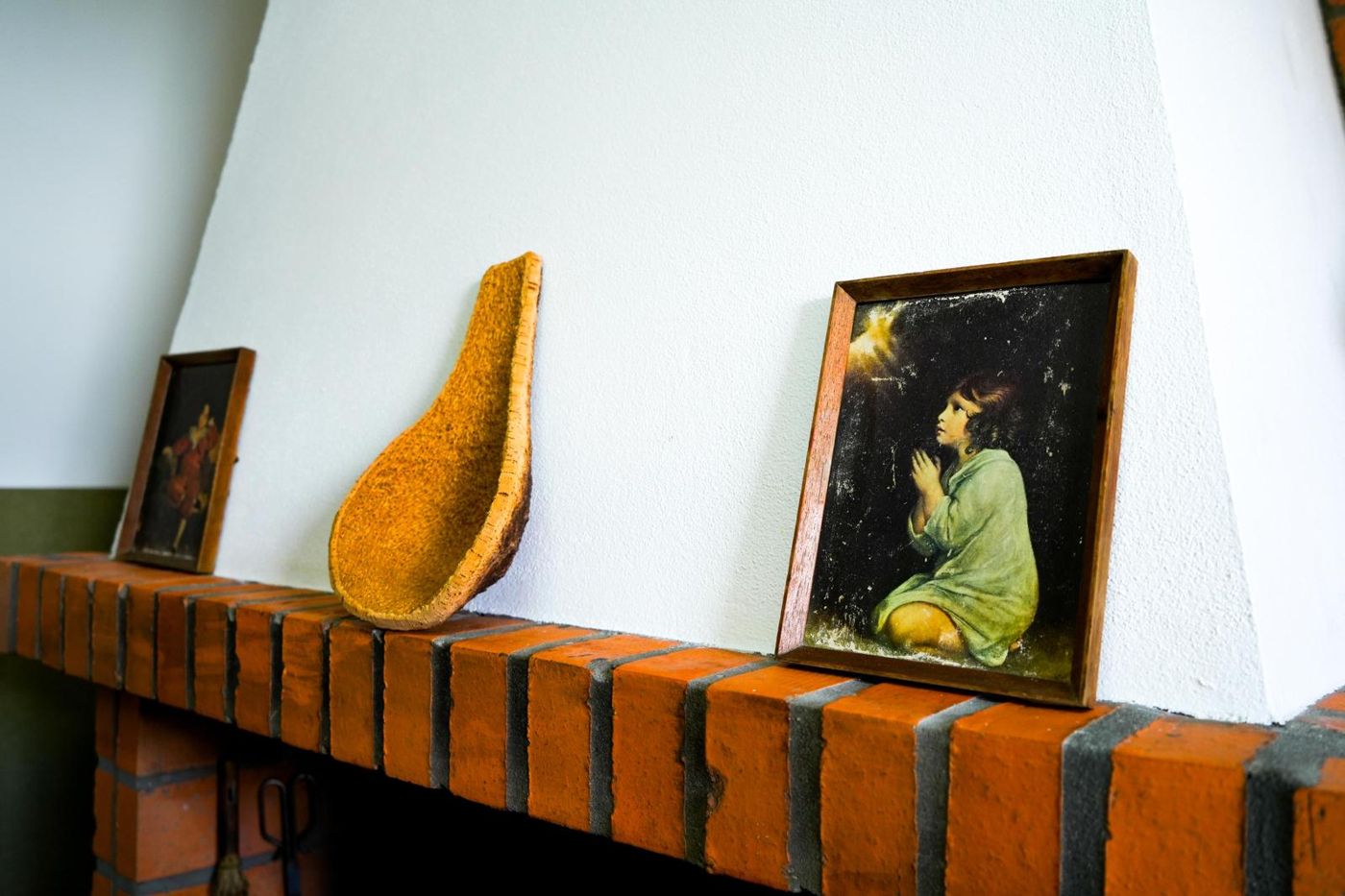 Quadros antigos sobre a lareira de tijolo