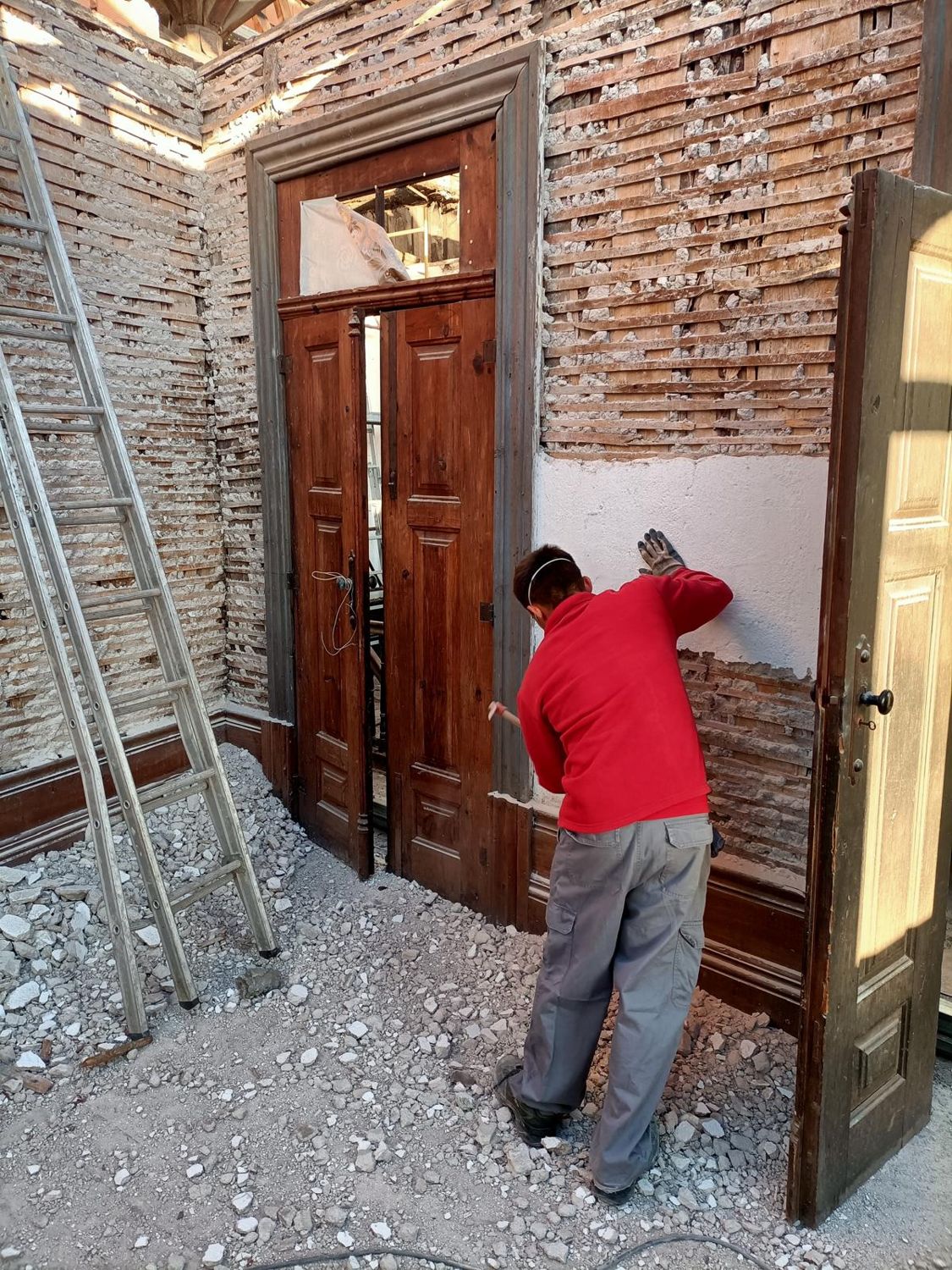 A retirar o estuque antigo das paredes