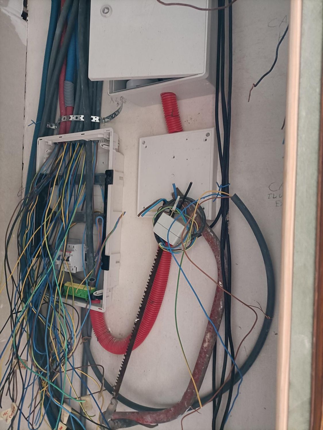 O quadro elétrico em montagem