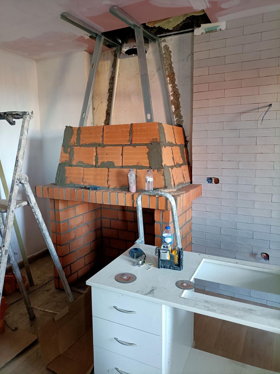 A lareira em tijolo, em construção