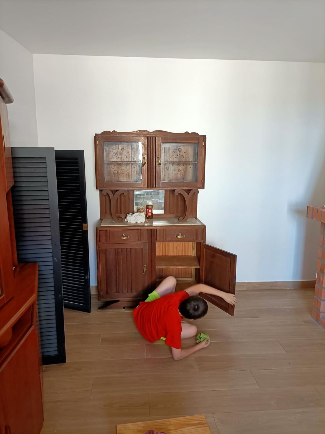 A limpar um móvel antigo da cozinha