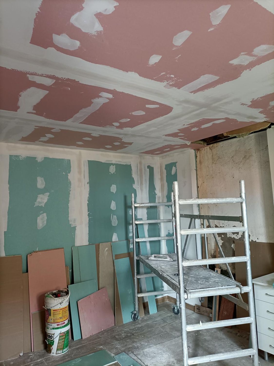 Tetos e paredes em gesso cartonado, com andaime