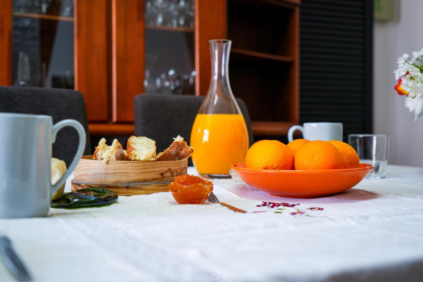 Sumo de laranja, pão e laranjas