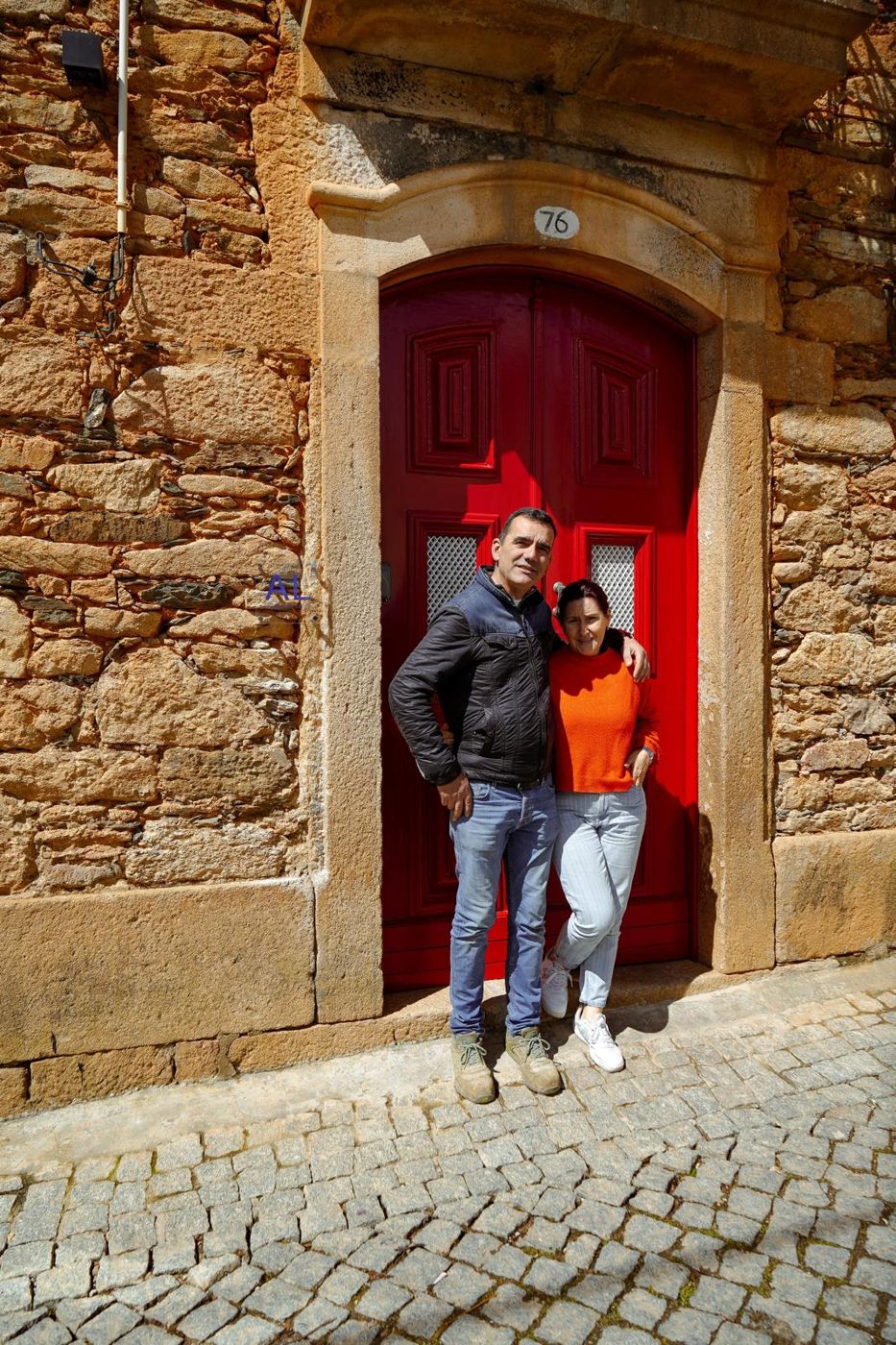 Emília e Pedro à porta vermelha, número 76