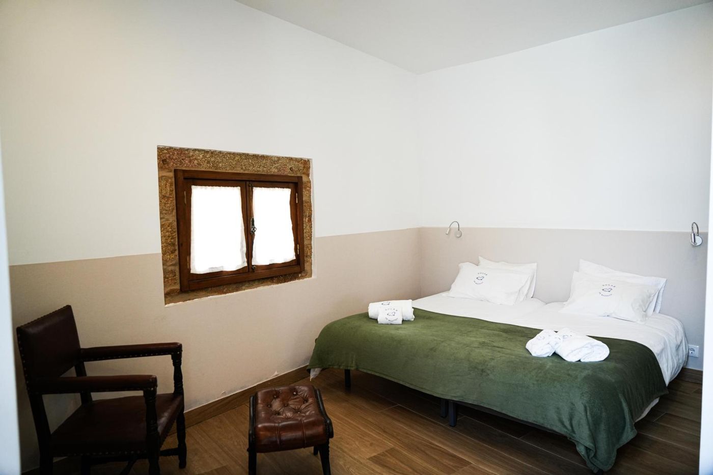 Quarto com janela de granito e colcha verde
