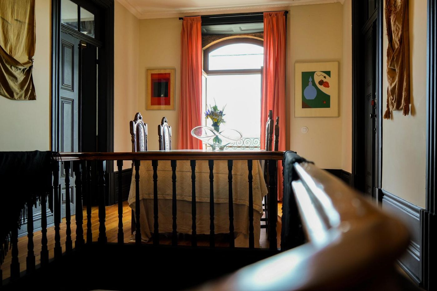 Sala de jantar do piso superior com a janela aberta para o vale